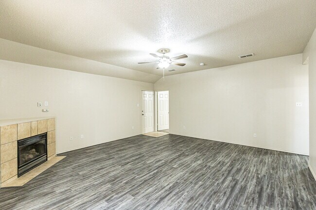 Building Photo - 3 Bedroom Duplex