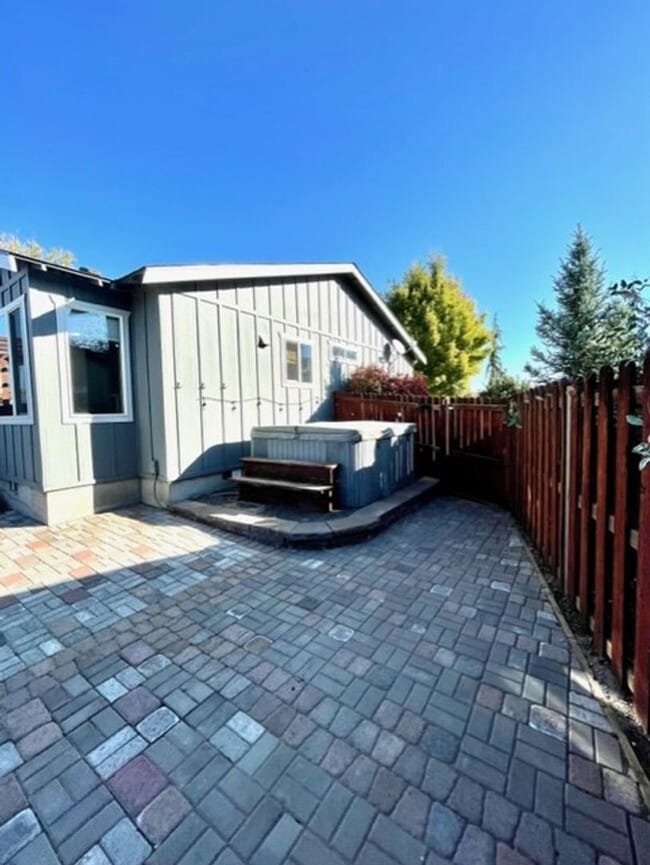 Building Photo - Single level home in NE Bend with great up...