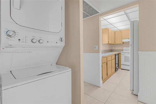 Building Photo - 1630 Sandpiper Blvd