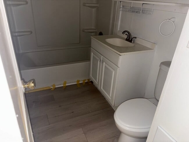 Building Photo - Beautiful 2 Bedroom 1 Bath + Large Garage/...