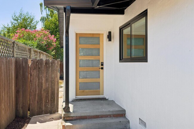 Building Photo - 1120 Davis St