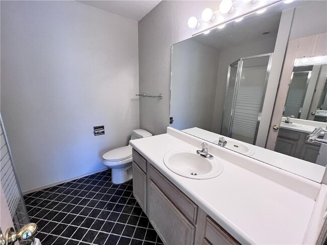 Building Photo - 884 N Daisy Ln