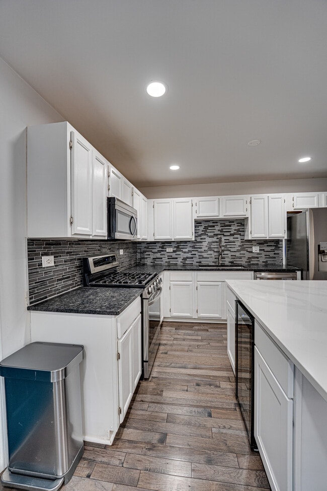 Building Photo - 1633 Hilton Head Dr
