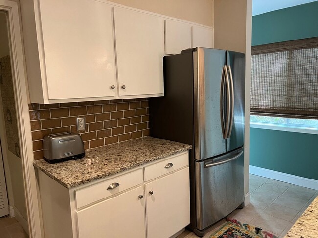 Building Photo - Walk to the beach from this 2BR FURNISHED ...