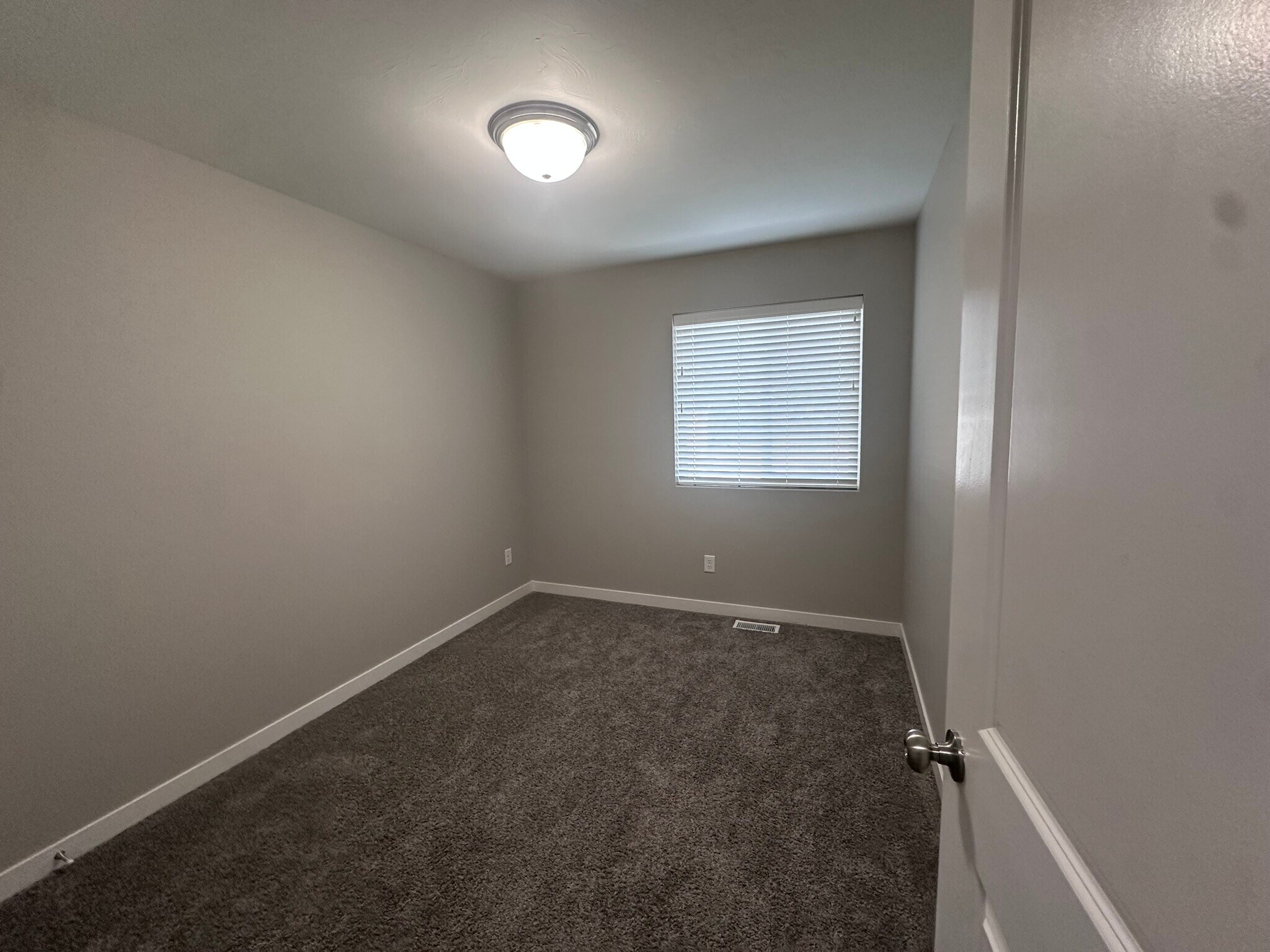 Building Photo - 550 Trails End