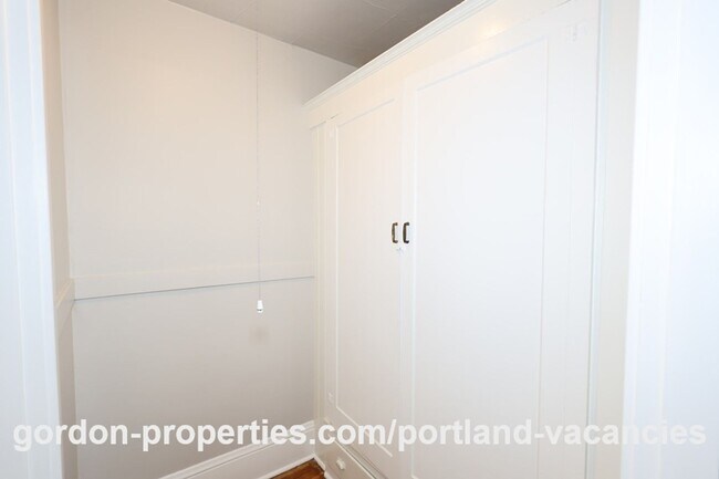 Building Photo - SE 11th Ave - Vintage 1 bedroom bungalow with office/den in Brooklyn neighborhood
