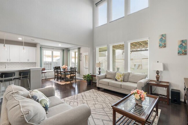 Building Photo - 515 Round Lake Dr