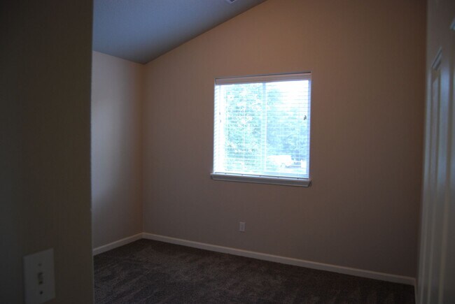 Building Photo - Modern 3 Bed 2.5 Bath Home in Sifton with ...