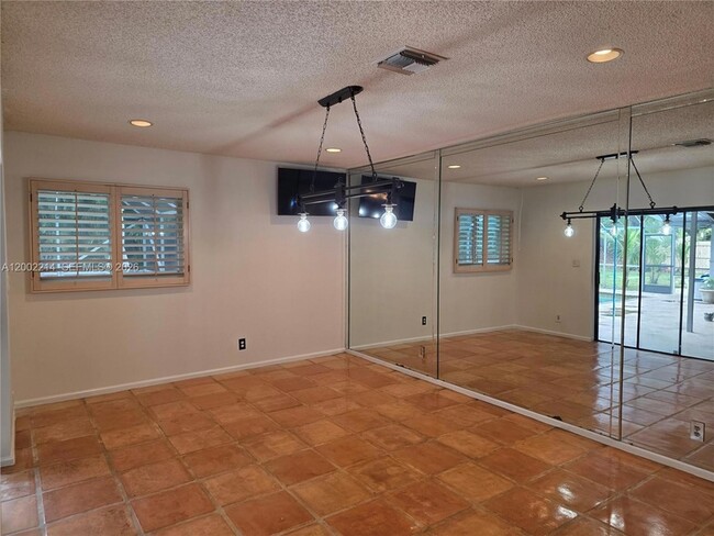 Building Photo - 6975 Bianchini Cir