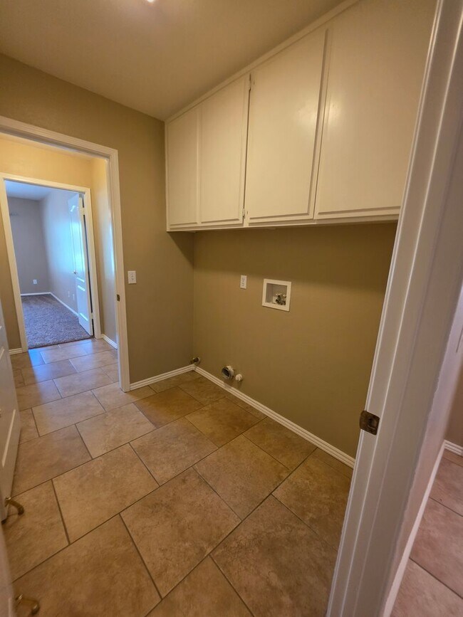 Building Photo - Spacious 4 Bedroom 2 bath Home in Victorville – Landscaping Included!