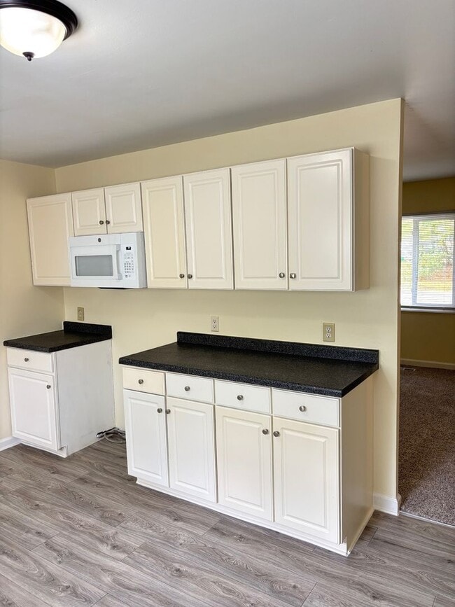 Building Photo - 402 S Dodson Dr