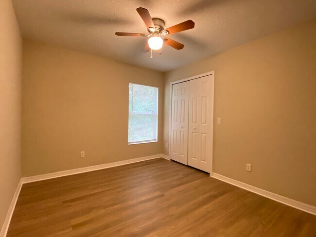 Building Photo - 2 Bedroom, 2 Bath Duplex with 1 Car Garage...