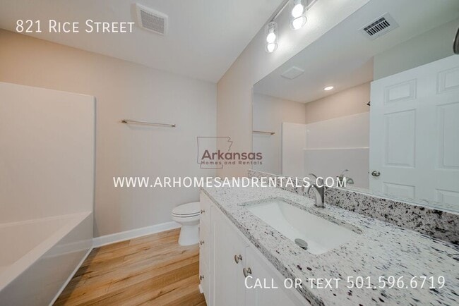 Building Photo - 821 Rice St