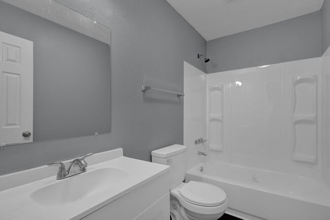 Building Photo - 2 bed 1 bath + laundry