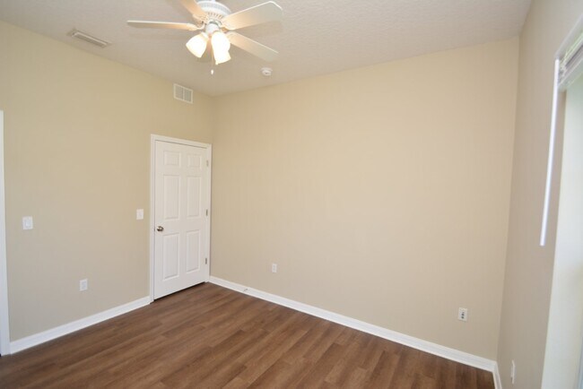 Building Photo - Pool Home with 4 bed, 2 bath located in Se...