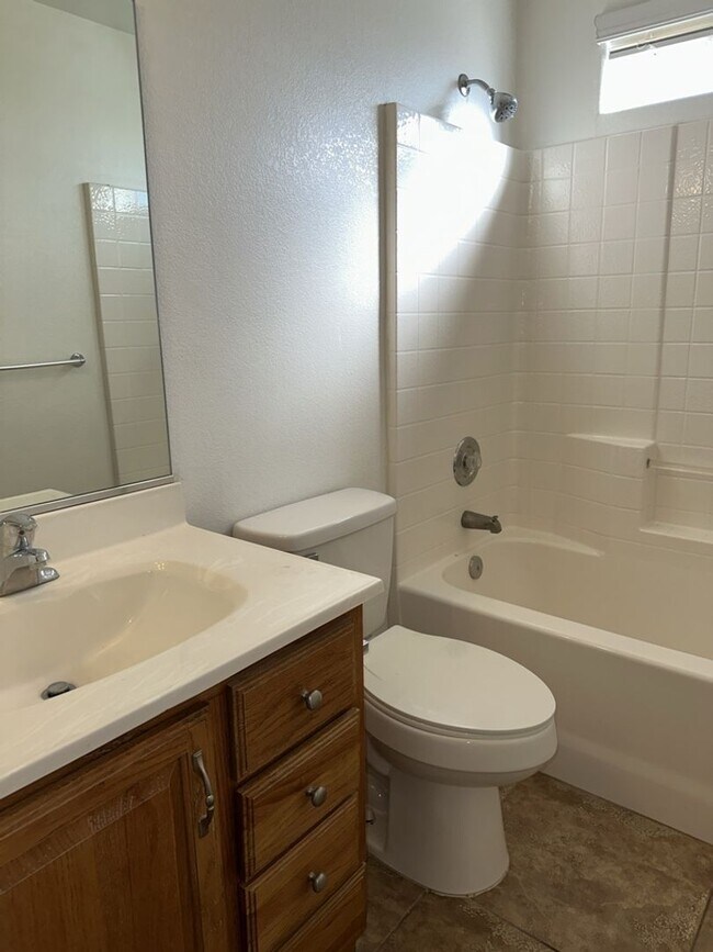 Building Photo - Unfurnished Pool Home