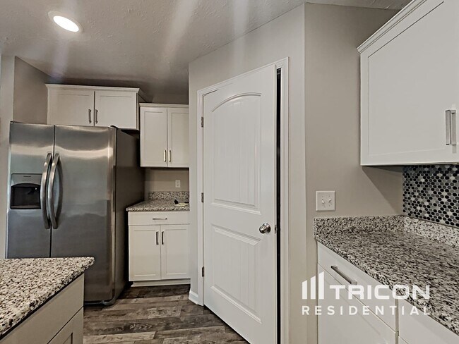 Building Photo - 552 Medallion Cir