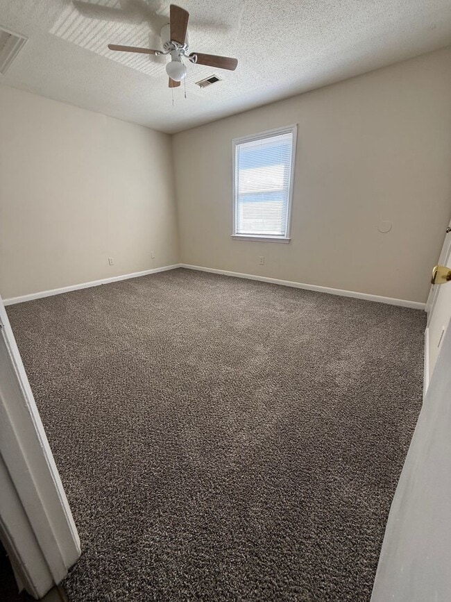 Building Photo - 904 Verdant Dr