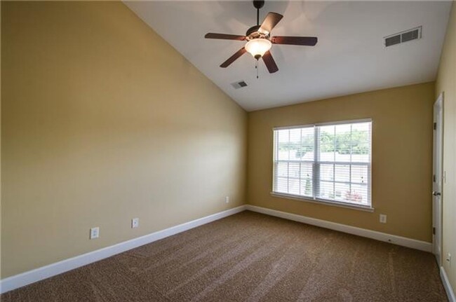 Building Photo - 3-bed/3.5-bath in Lenox Village