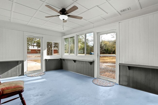 Building Photo - 3 bedroom 1.5 bath home