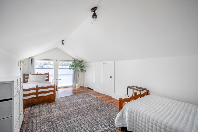 Building Photo - 227 Kershaw St NE