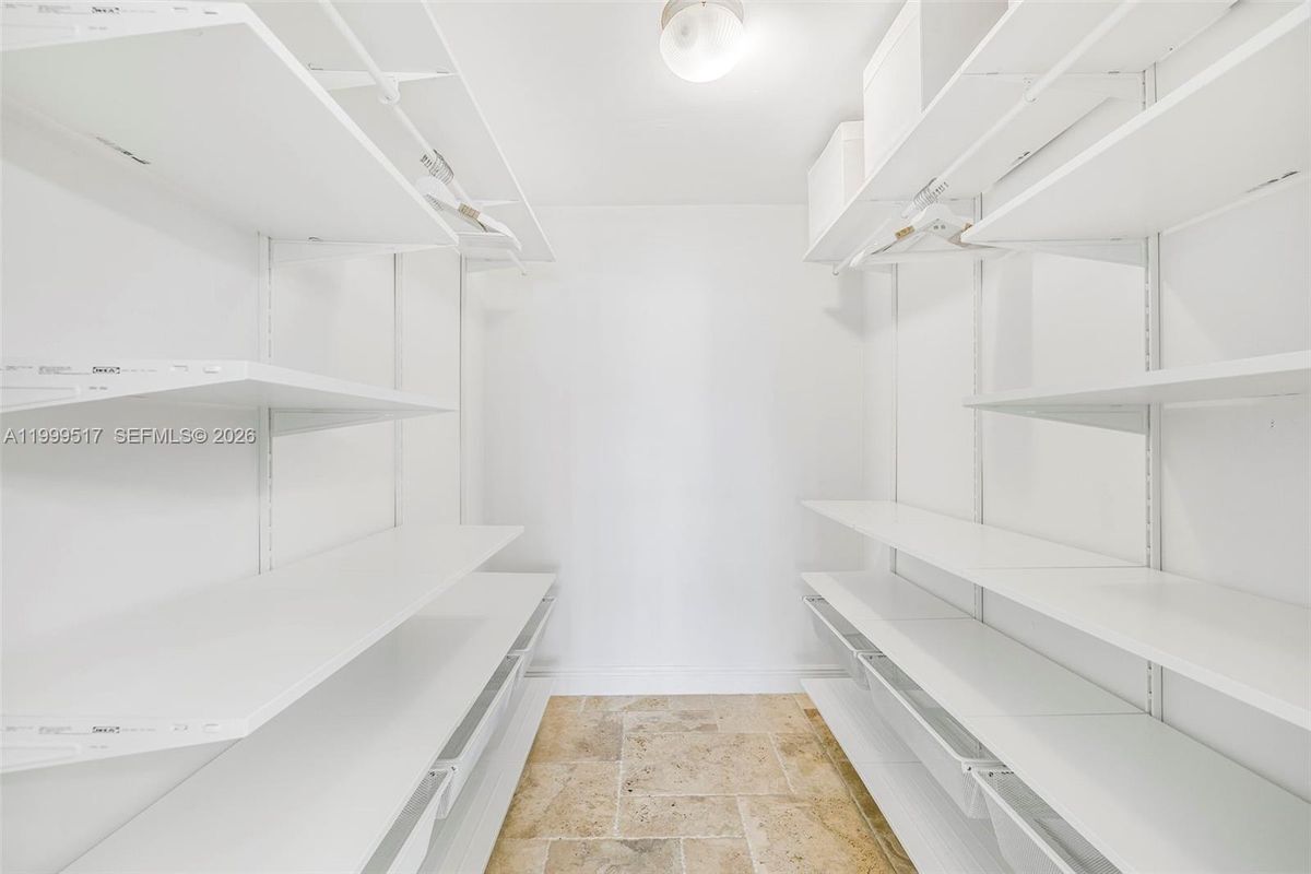 Building Photo - 1420 Brickell Bay Dr