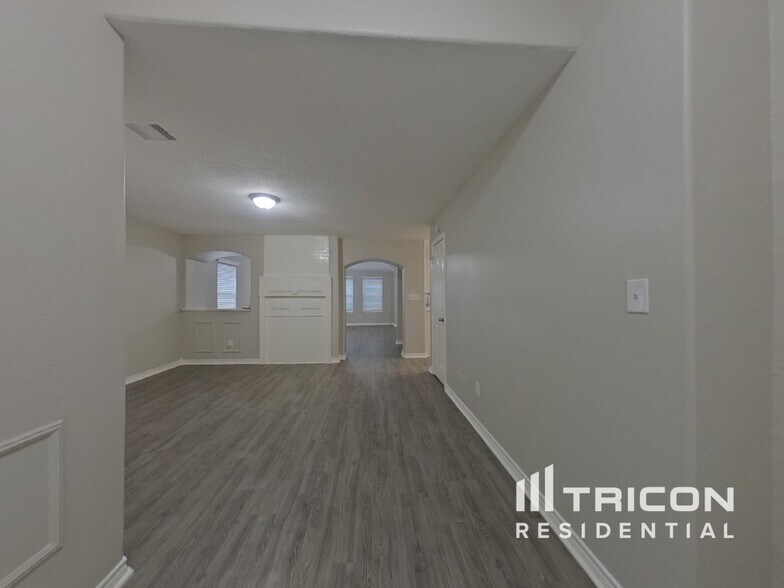 Building Photo - 729 Forest Ln Dr