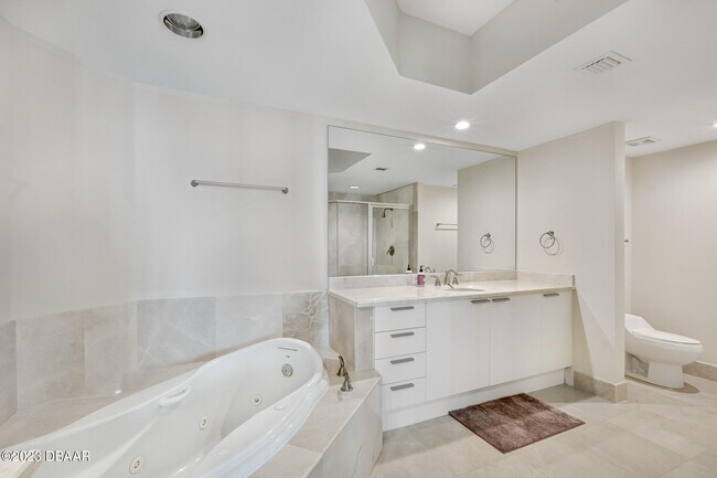 Building Photo - 231 Riverside Dr