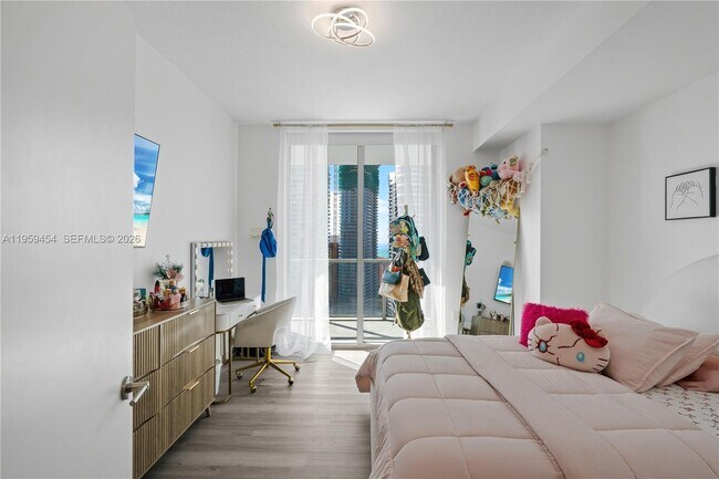 Building Photo - 1111 SW 1st Ave