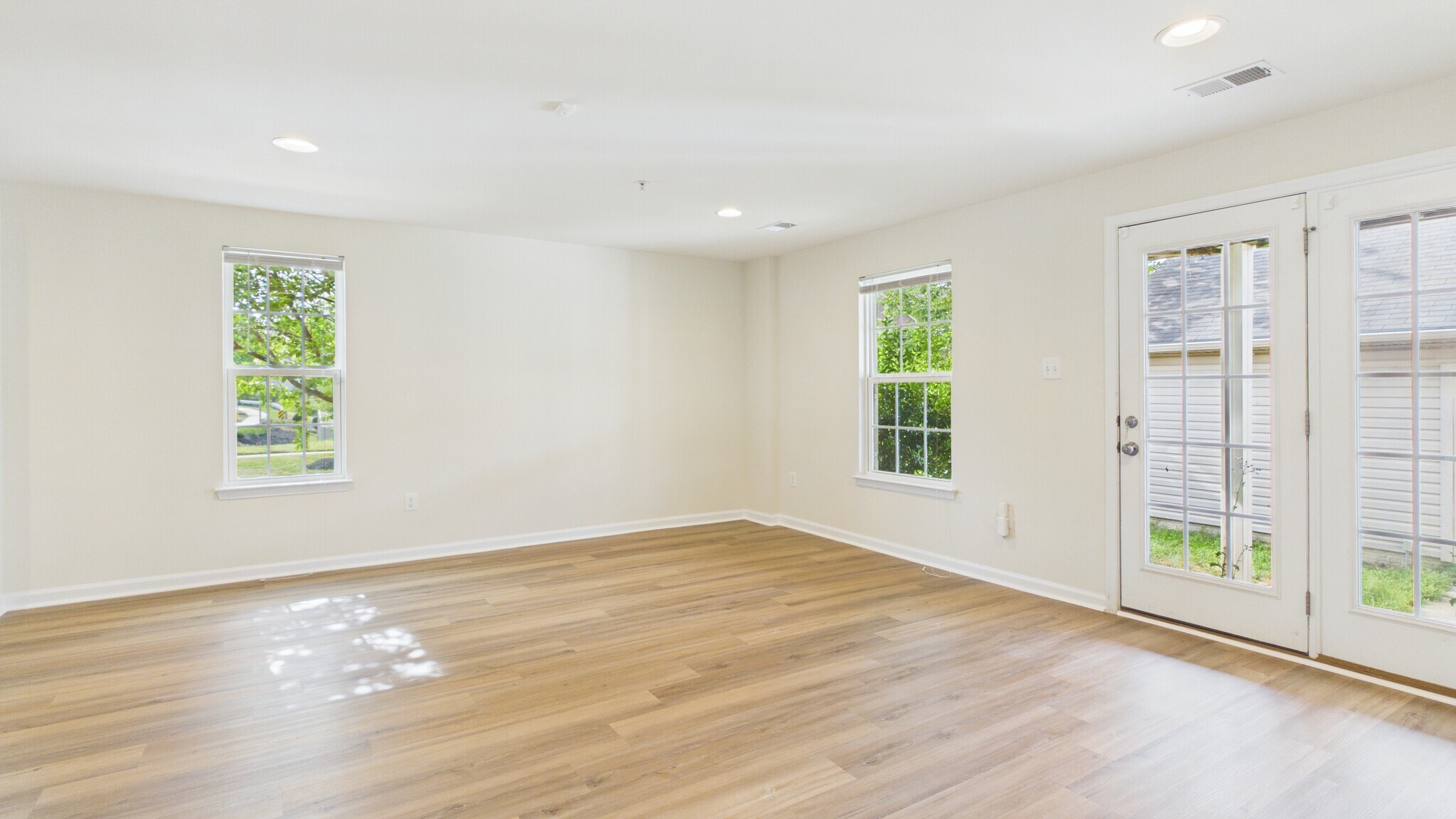 Building Photo - 5423 Saint Rita Dr