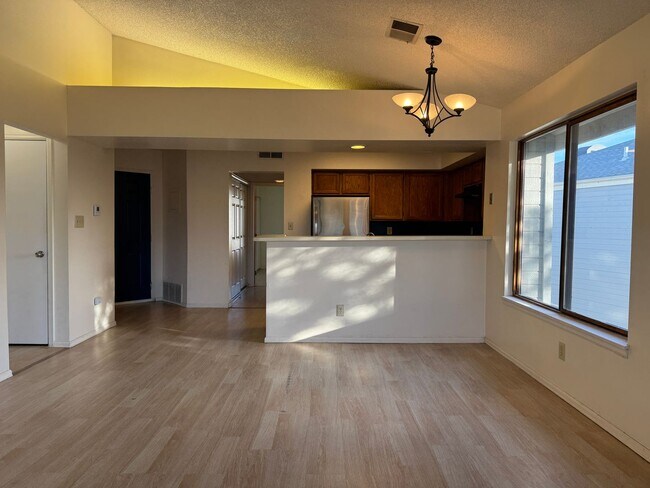 Building Photo - Adorable 2 Bedroom Condo w/Mountain Views!