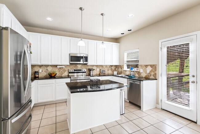 Building Photo - Charming Home Awaits: Spacious & Modern Living in a Prime Location