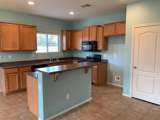 Building Photo - Beautiful 4 bedroom 2 bath home
