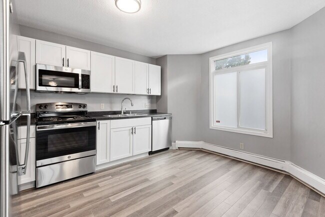 Building Photo - 2407 Buchanan St NE