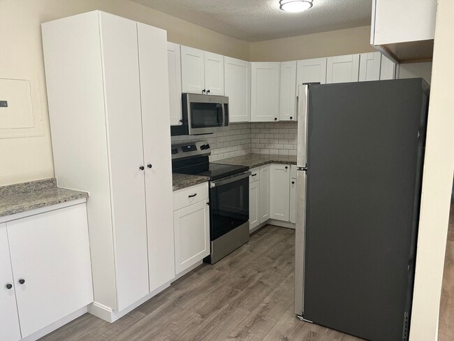 Building Photo - 221 Rock St