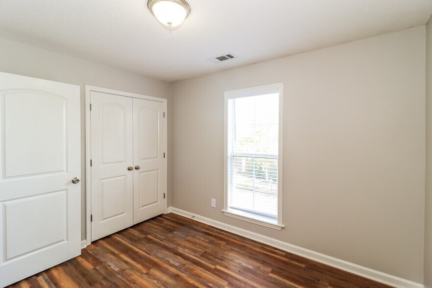 Building Photo - 10176 Evening Hill Dr