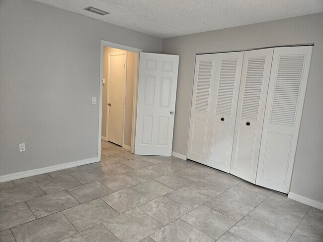 Building Photo - CPH Sebring LLC