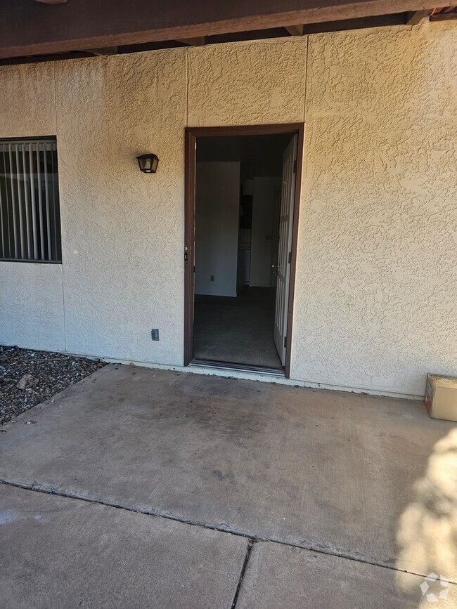 Building Photo - 2 Bedroom 1 Bath Appartment with Washer & ...