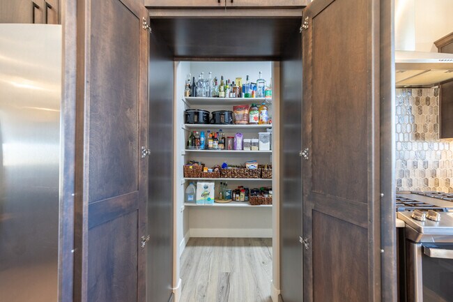 Building Photo - 2428 Sunshine Dr