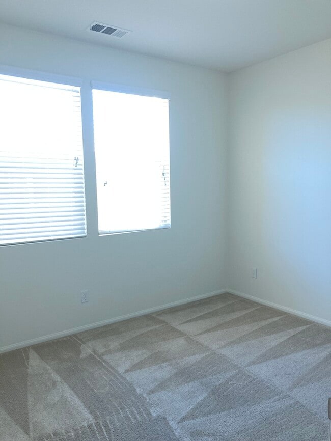 Building Photo - Newer Townhouse for lease in Eastvale.