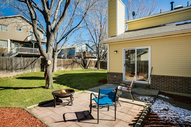Building Photo - Stunning 3Bed 3Bath W/ Moutain views and u...