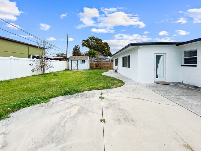 Building Photo - SECTION8 VOUCHER ACCEPTED! Beautiful Seminole Home with Large, Fully Fenced Backyard! | 3beds/1.5...