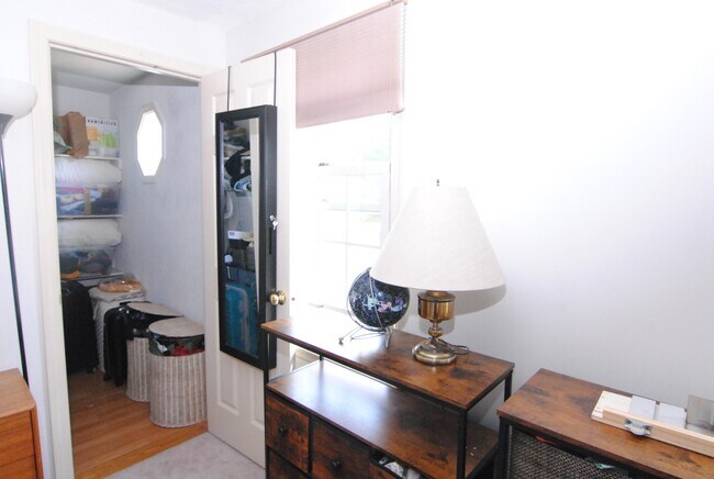 Building Photo - 7 Meadowview Cir