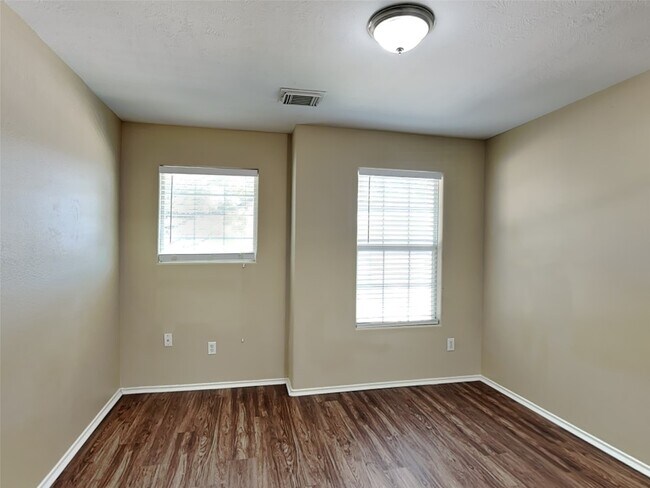 Building Photo - 8915 Chisholm Wood Ln