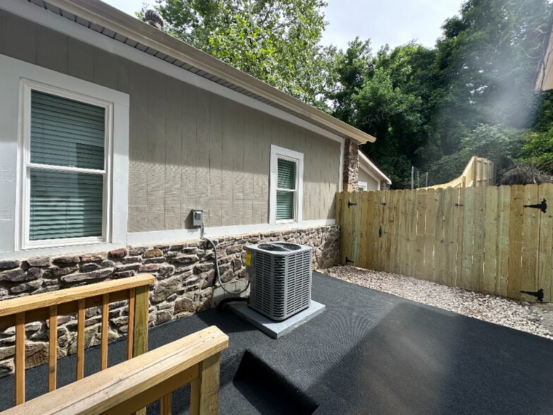 Building Photo - 265 Glade St