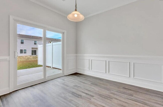 Building Photo - 3-bedroom, 2.5-bathroom Townhouse