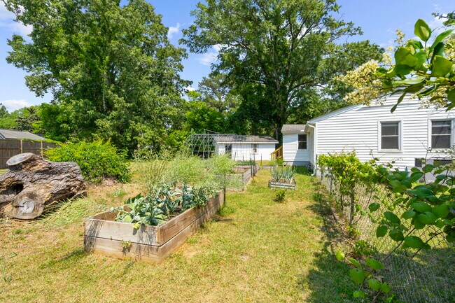 Building Photo - 2217 Doris Dr