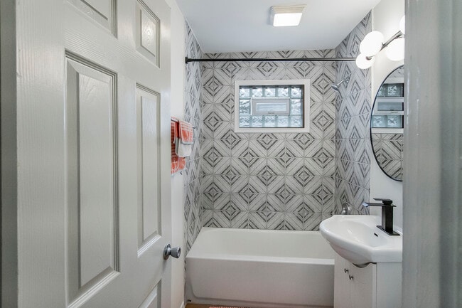 Building Photo - 130 S Park Rd