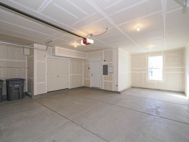 Building Photo - 3 Bedroom, 2.5 Bathroom in South Jordan