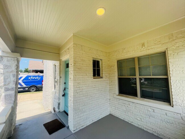 Building Photo - 2 minutes away from Rhodes College! Beautifully Renovated! Pets are owner's approval, fees do apply.